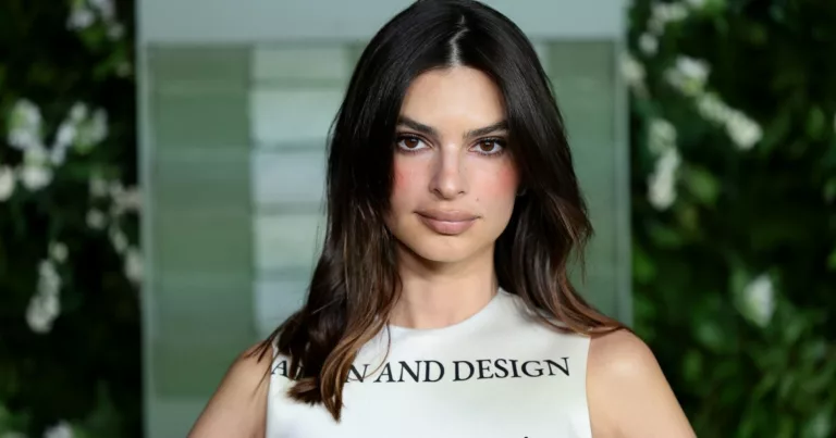 Emily Ratajkowskis Favorite 20 Makeup Remover is a Game Changer