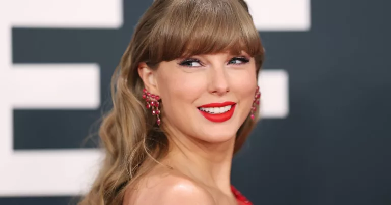 Elevate Your Style with Taylor Swifts Chic Pleated Skirt
