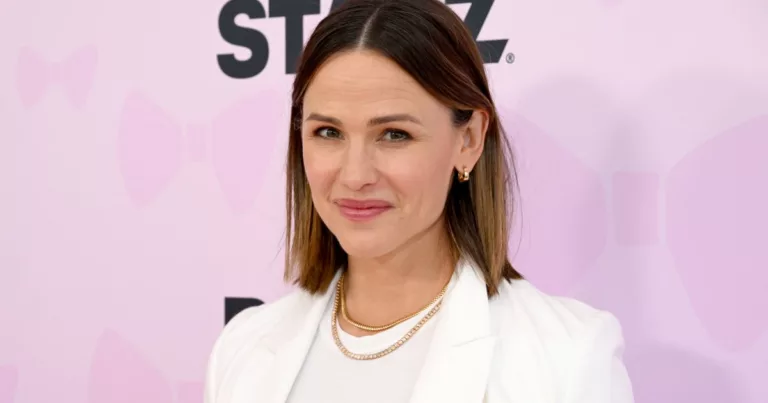 Jennifer Garners GoTo Oil for Thinning Hair A MustHave for Fans